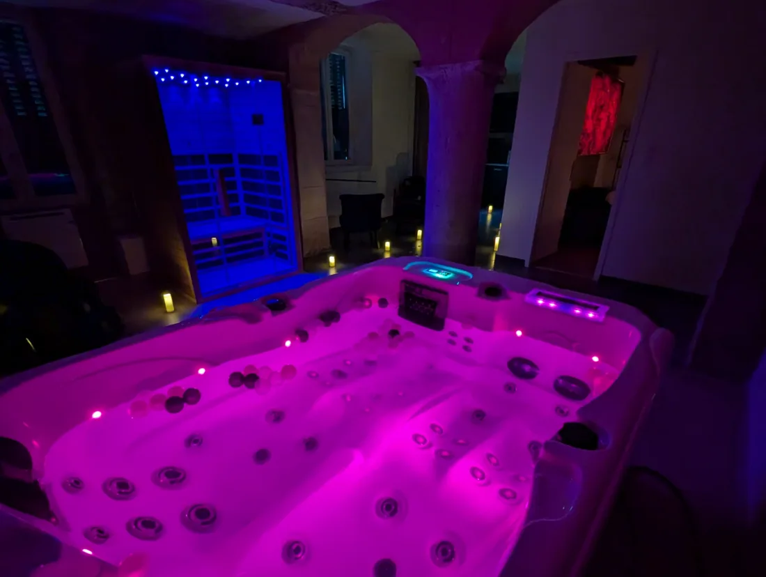 Jacuzzi privatif avec luminotherapie violette - Love Room Valence