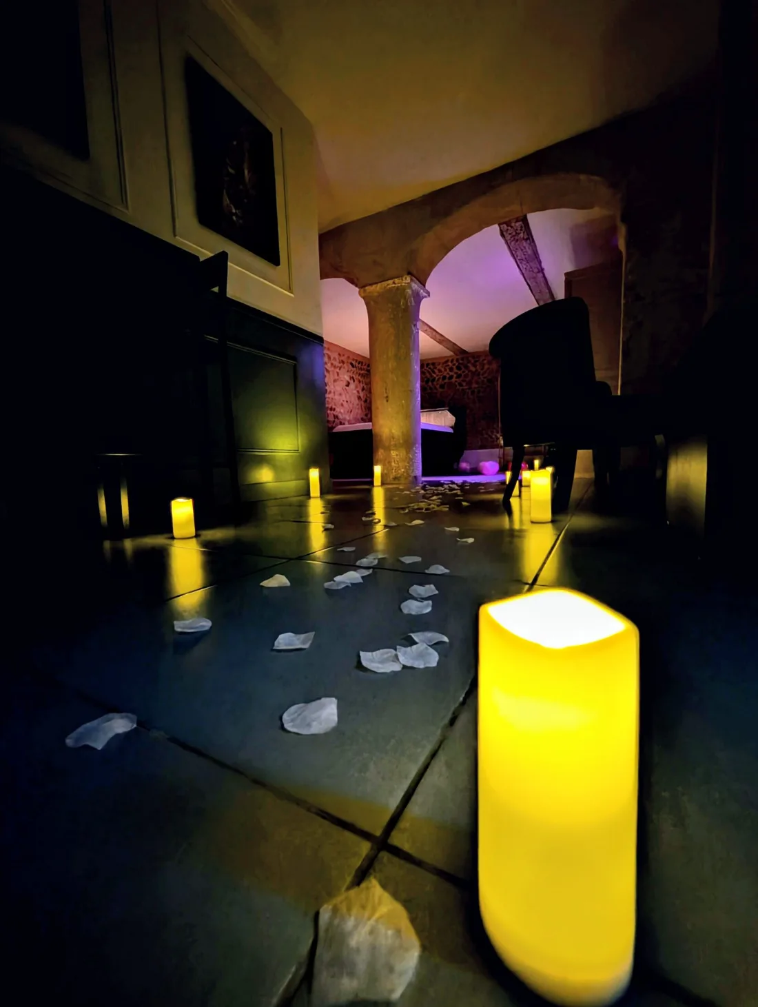 Jacuzzi privatif deux places ambiance doree - Love Room Valence
