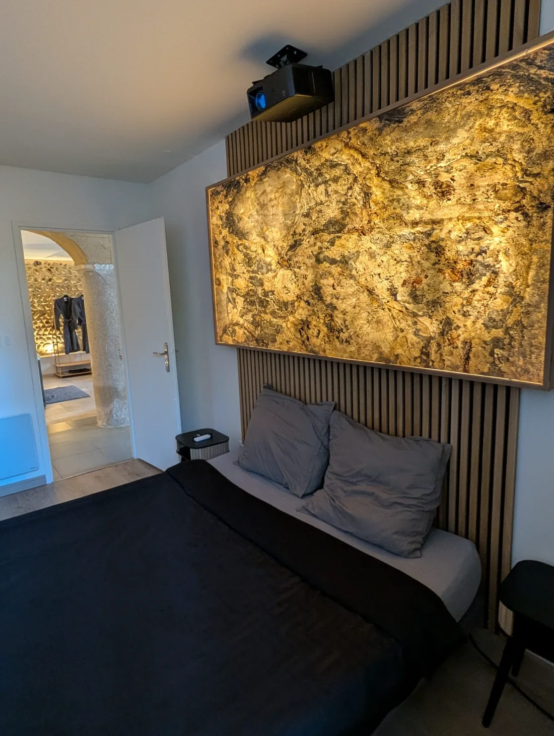 Lit King size et mur en marbre retroeclaire - Love Room Valence