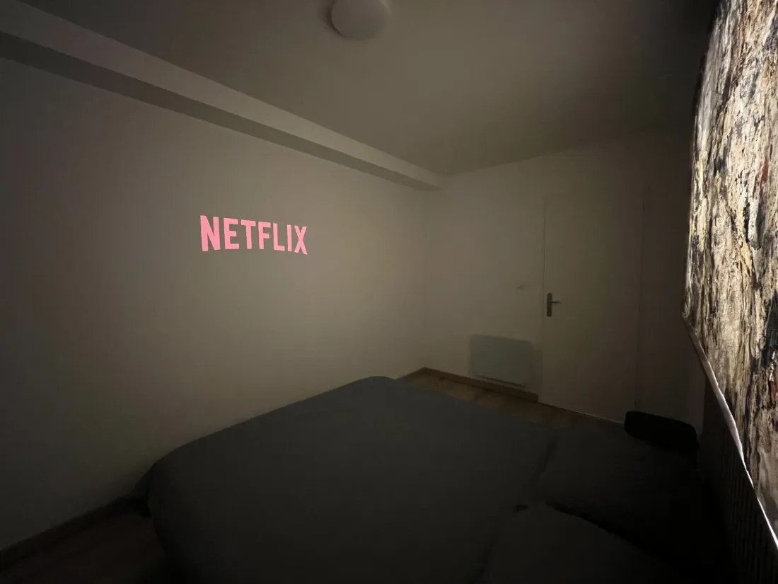 Home-cinema Netflix au-dessus du lit King size - Love Room Valence
