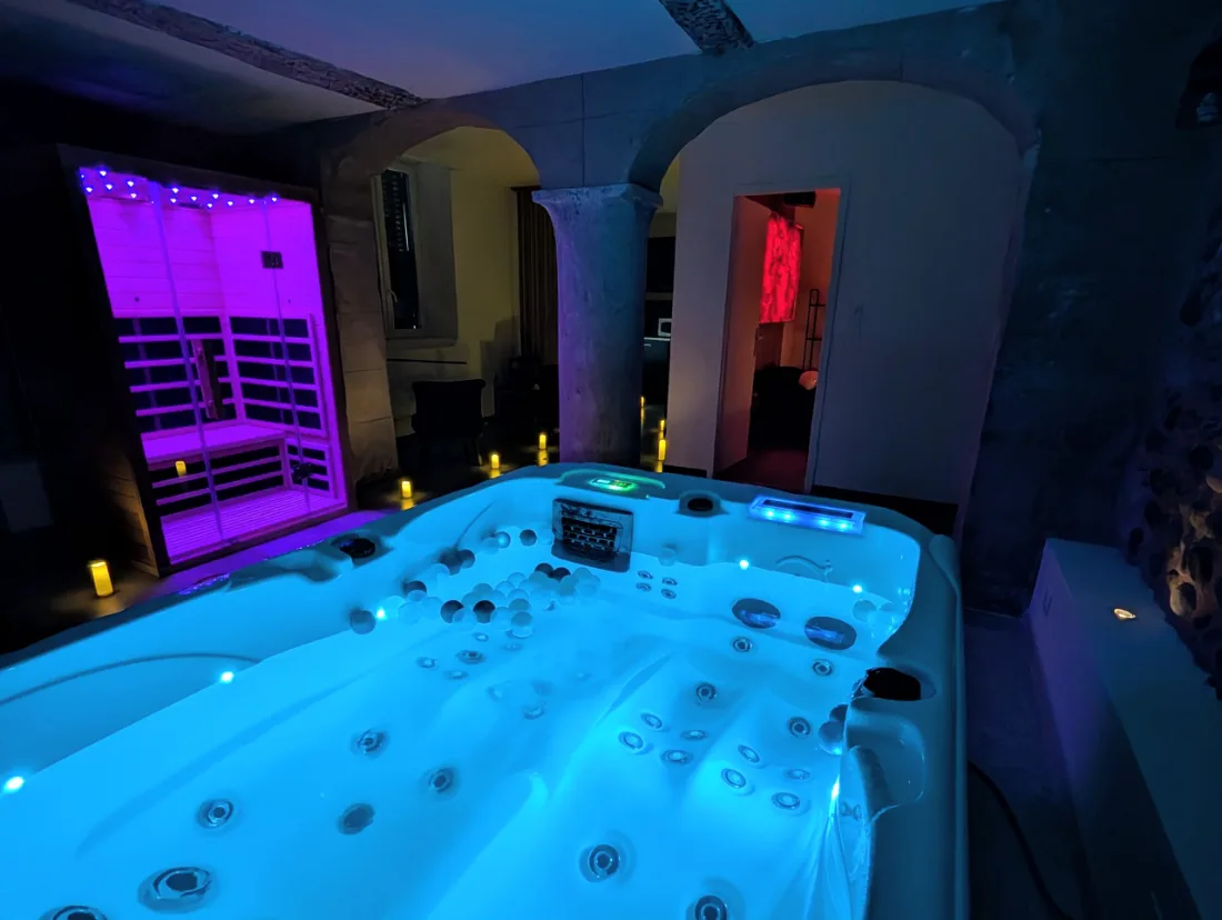 Jacuzzi privatif lumiere bleue - Love Room Valence